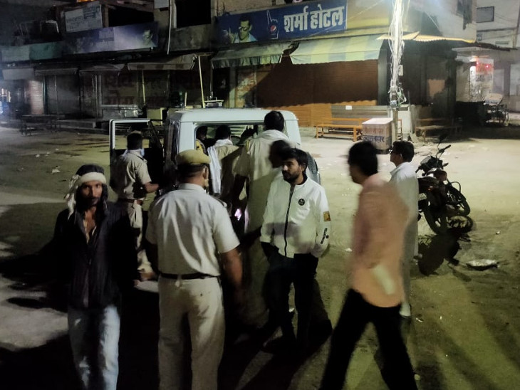 दोनों बदमाशों को अपने साथ थाने ले गई पुलिस।