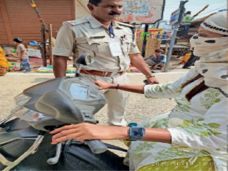 जाे भक्त मास्क लगाए हैं, उन्हें पुलिस राेक रही है और खुद नहीं लगा रही