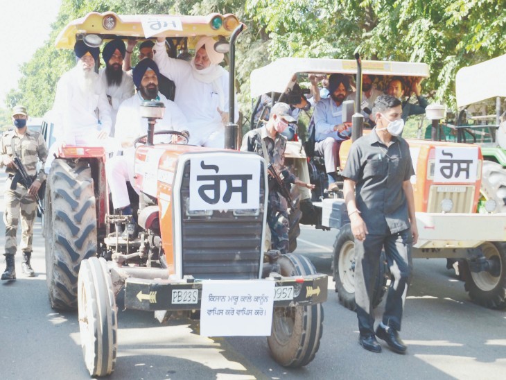 इस तरह ट्रैक्टर से पहुंचे नेता