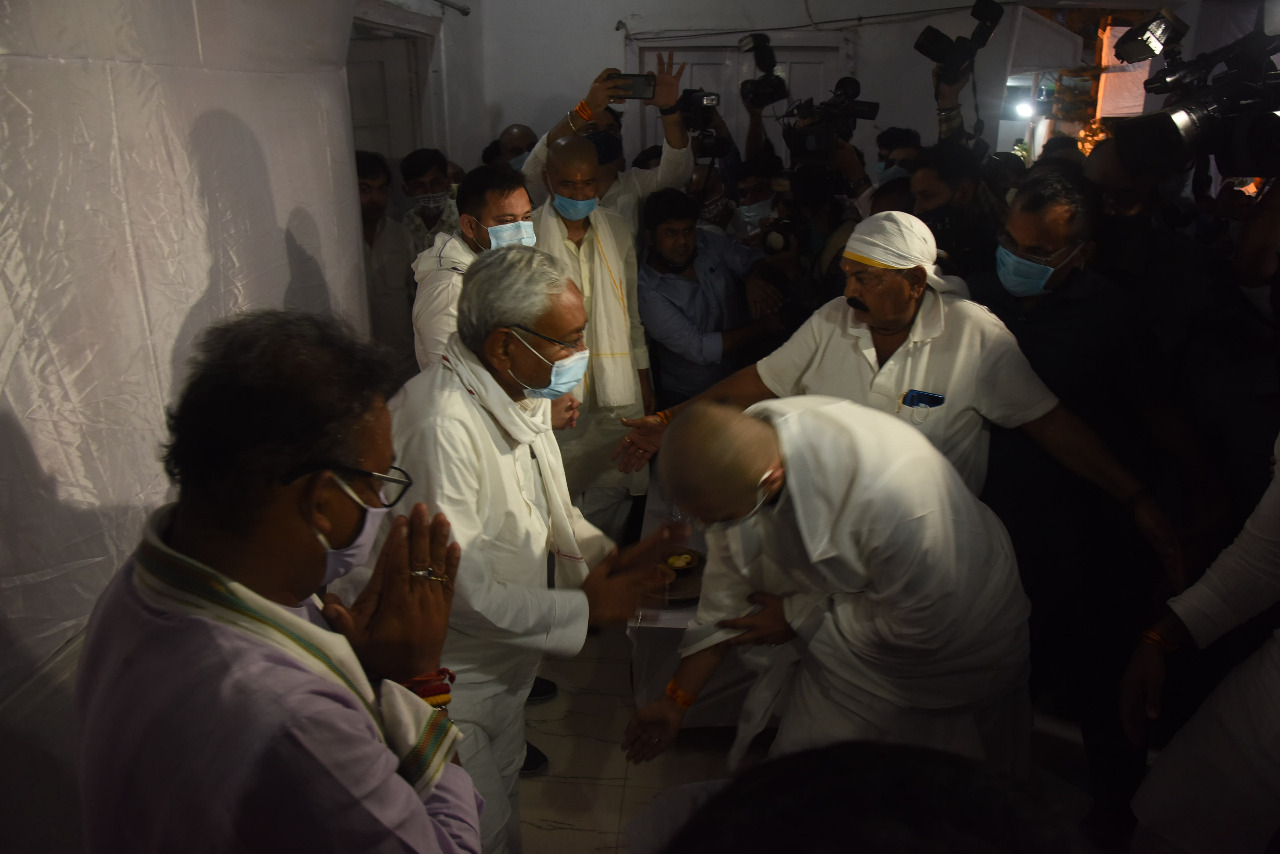 मुख्यमंत्री नीतीश कुमार के पैर छूते चिराग पासवान।