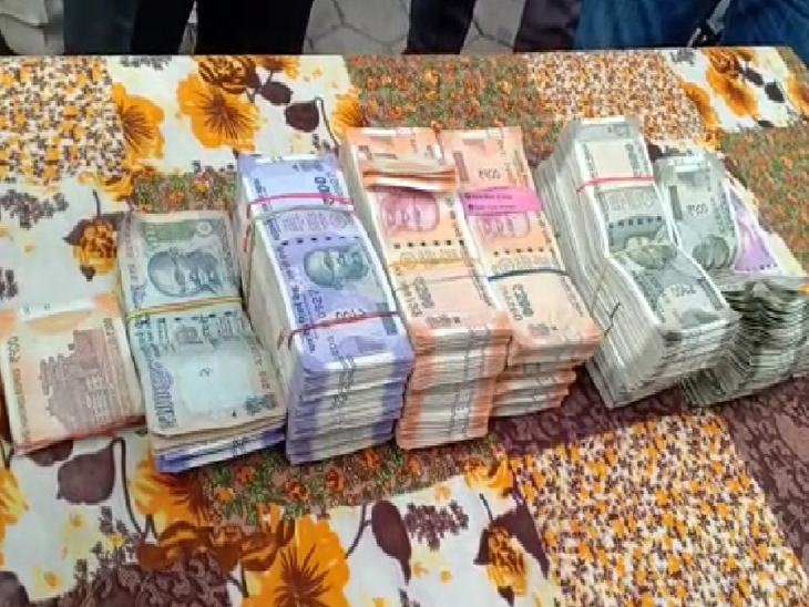 पुलिस ने नौकर के इंदौर स्थित घर से चोरी के रुपए बरामद कर लिए।