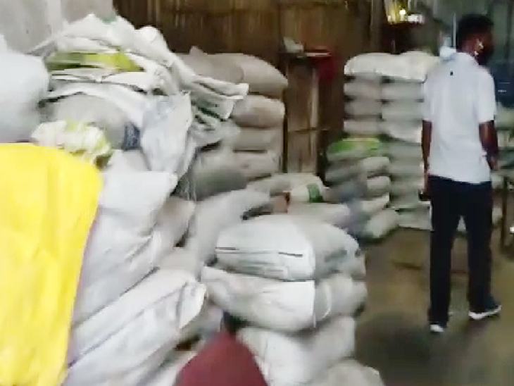 बोरी में पैक कर पॉलिथीन को बाहर सप्लाई किया जाता था।