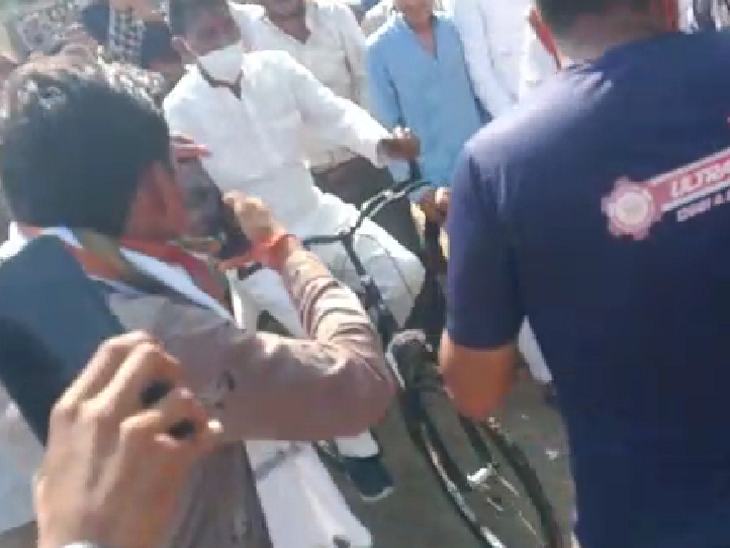 तुलसी सिलावट भी साइकिल में सवार होकर जनसंपर्क के लिए पहुंचे।