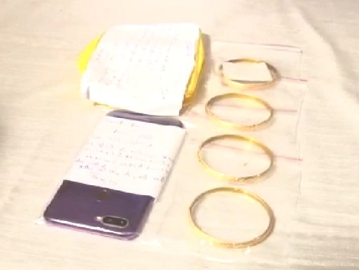 महिला अपनी सोने की चूड़ी लेकर उसका वजन करवाने गई थी।