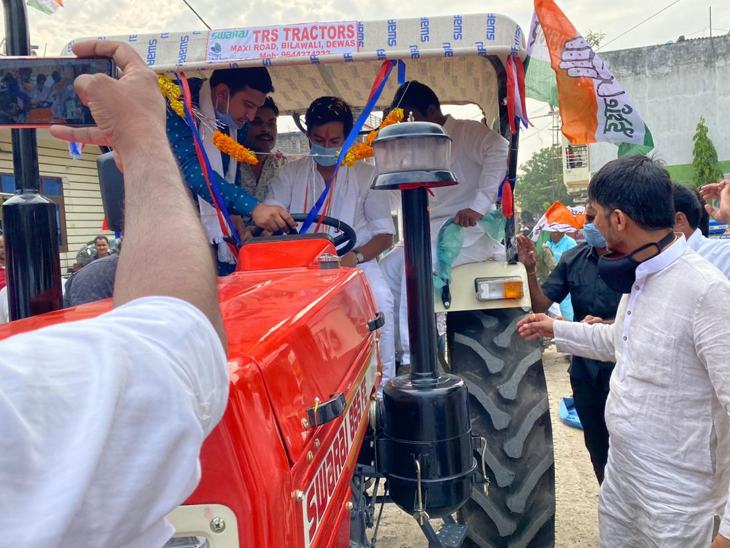 सांवेर में कांग्रेस प्रत्याशी के समर्थन में सभा करने आए पूर्व मंत्री जयवर्धन सिंह ट्रैक्टर चलाकर पहुंचे।
