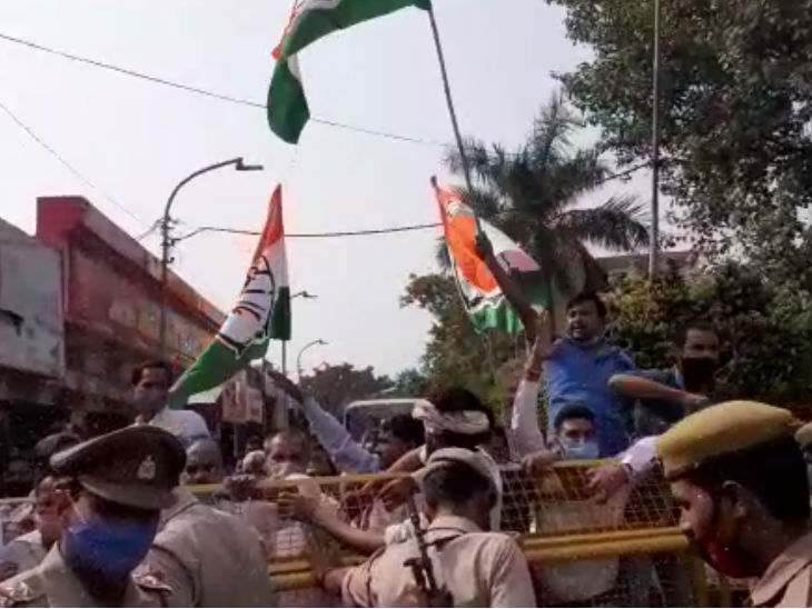 प्रदर्शन करते कांग्रेसी।