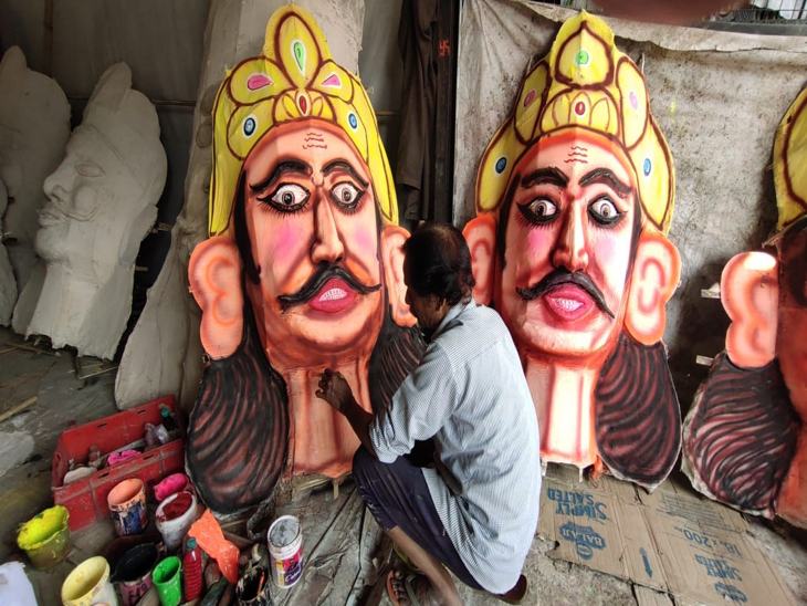 दिलीप रावण के मुखौटे को अंतिम रूप देने में लगे हुए हैं।