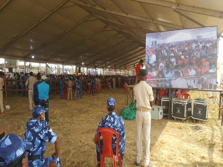 रैली में सोशल डिस्टेंसिंग की धज्जियां उड़ी। लोग आगे चले गए तो पीछे से मैदान खाली दिखा।