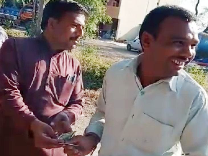 कांग्रेसी रुपए बांटने दिखाई दे रहे हैं।