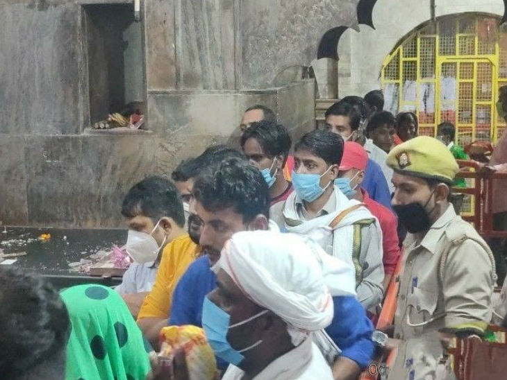 मंदिर में दर्शन के दौरान हालांकि कुछ लोग मास्क लगाए भी नजर आए।