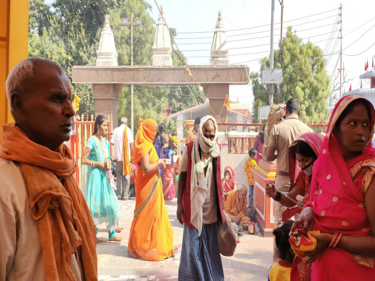 मंदिर में दर्शन करने पहुंचे श्रद्धालु।