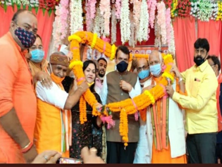 देवेंद्र फडणवीस 22 अक्टूबर को समस्तीपुर की सभा में कुछ इस तरह दिखे थे।