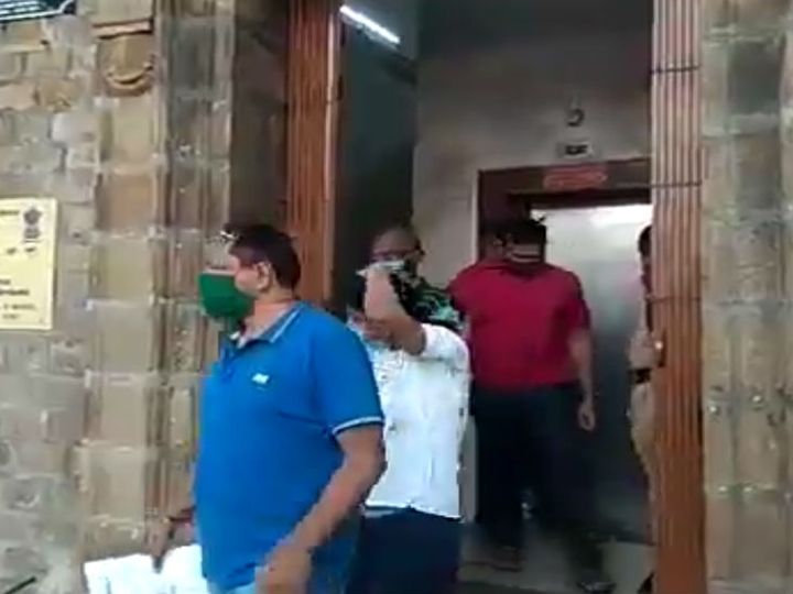 NCB ने मुंबई के वर्सोवा इलाके में दो जगहों पर रेड की थी। अधिकारियों ने सिविल ड्रेस में पहुंचकर आरोपियों को रंगे हाथ पकड़ा।