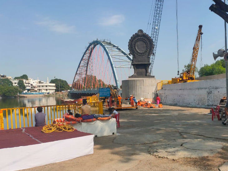 शहर के 7 विसर्जन घाटों पर पुलिस बल और कर्मचारियों समेत 5 हजार लोगों को लगाया गया है।