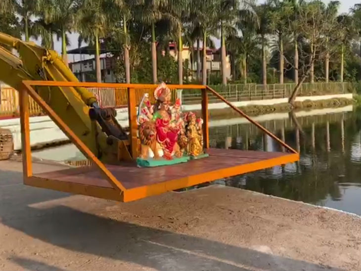 शाहपुरा विसर्जन घाट पर ऑटोमेटिक क्रेन से मूर्तियों का विसर्जन किया जा रहा है।