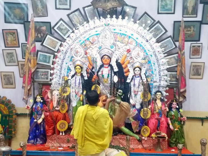 रातू किला में मां दुर्गा की प्रतिमा स्थापित कर पूजा की जा रही है।