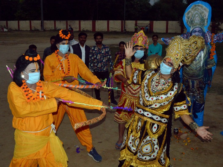 फोटो उत्तर प्रदेश के आगरा शहर की है। यहां दशहरा पर कलाकार रावण के अंत का मंचन करते हुए।