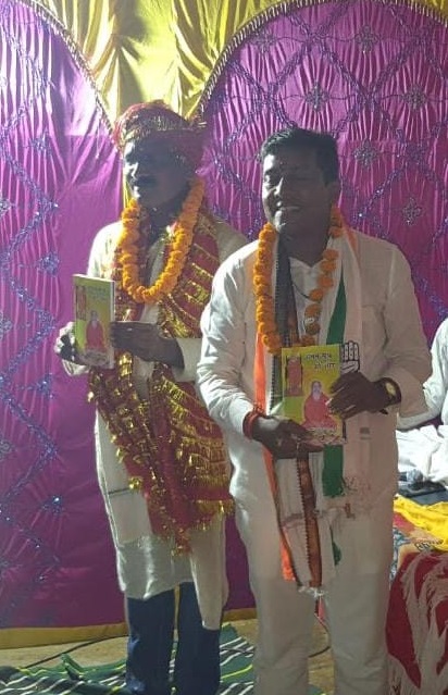 यह है असली तस्वीर जिसमें दोनों नेता सत्संग से संबंधित किताब लिए दिख रहे हैं।