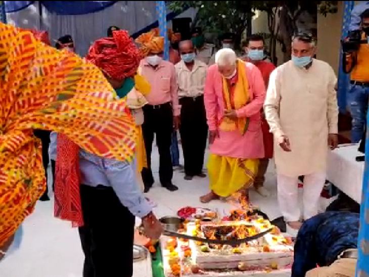 तलवार से कद्दू काटकर पूजन किया गया।