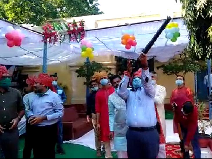 पूजन के बाद अधिकारियों ने हर्ष फायर भी किया।