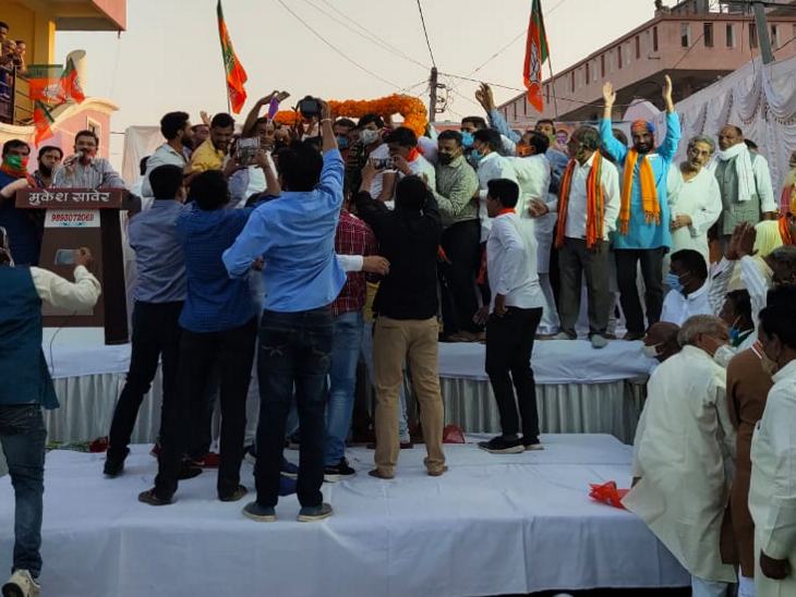 कार्यक्रम में सांसद शंकर लालवानी, विधायक रमेश मेंदोला सहित कई नेता मौजूद थे।