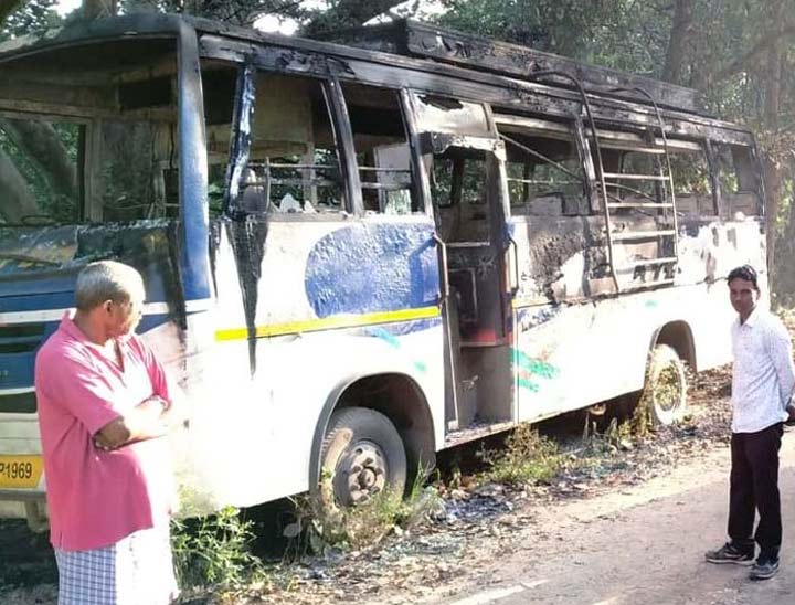 रविवार सुबह लोगों ने बस को जली अवस्था में देखा था।