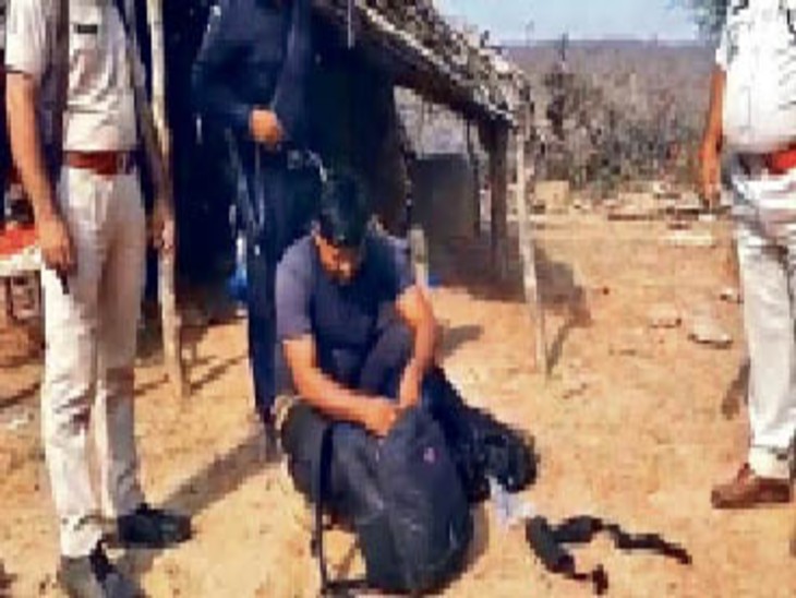 बैग की तलाशी लेता पुलिसकर्मी