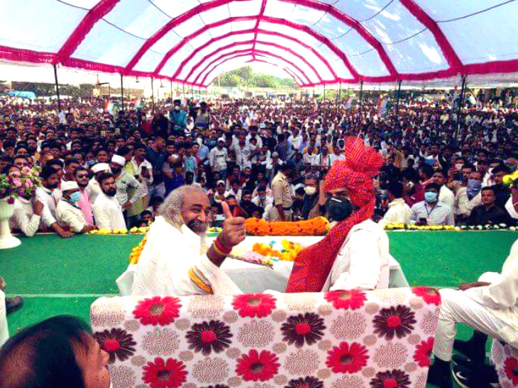 आचार्य प्रमोद कृष्णन के साथ करैरा की सभा में सचिन पायलट।
