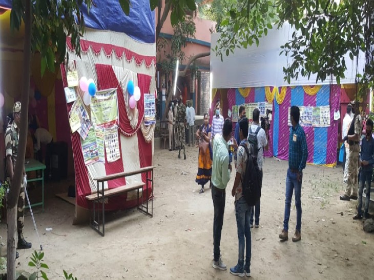 आरा के उत्क्रमित गौरी कन्या उच्च विद्यालय में डिस्टेंसिंग का ख्याल नहीं रखा जा रहा।