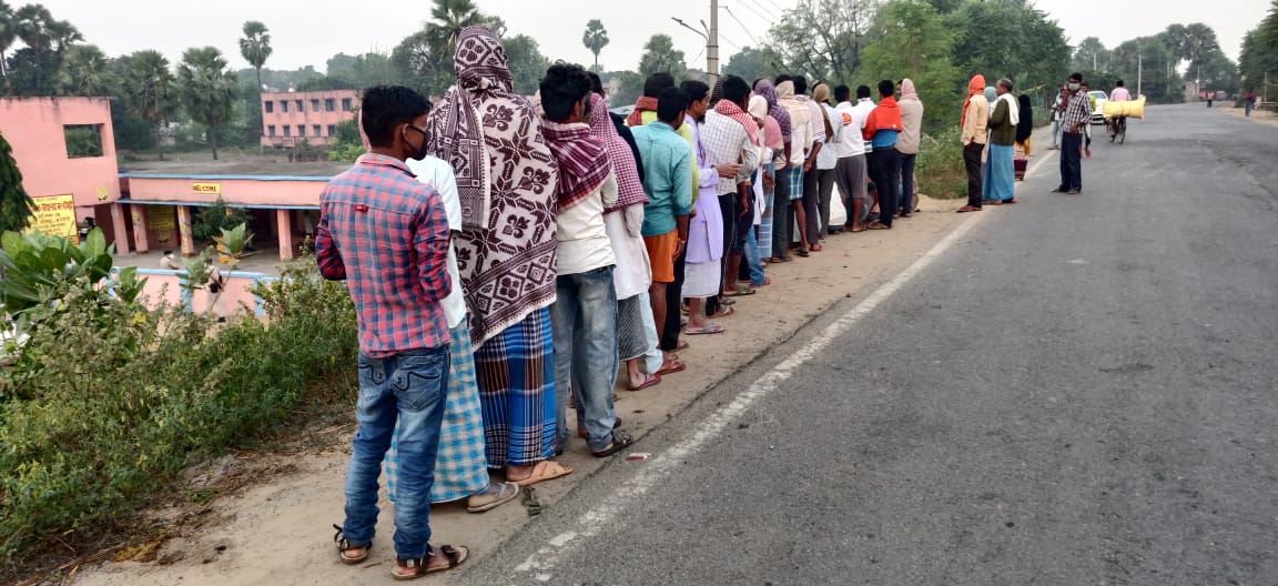 अरवल के मलही पट्टी बूथ पर एक-दूसरे से सटकर खड़े लोग।