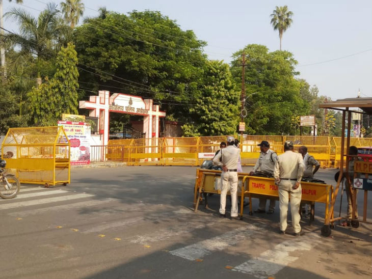 प्रदर्शन की पूर्व सूचना पर पुलिस ने पहले से तैयारी कर रखी थी।