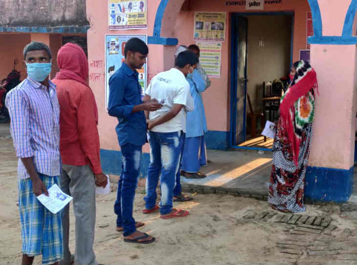 EVM मशीन खराब होने से मतदाताओं को हो रही है परेशानी