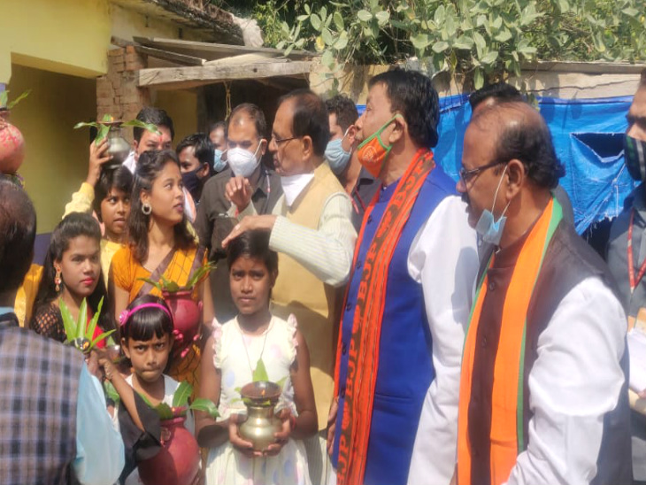 शिवराज आज अनूपपुर में विंध्य विकास प्राधिकरण के पूर्व उपाध्यक्ष रामदास पुरी के निवास पर भी गए और उनके परिजनों से मिले।