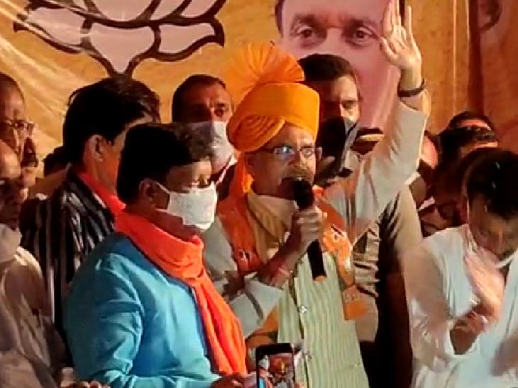 रोड शो के पहले सभा को संबोधित करते हुए कमलनाथ पर साधा निशाना।