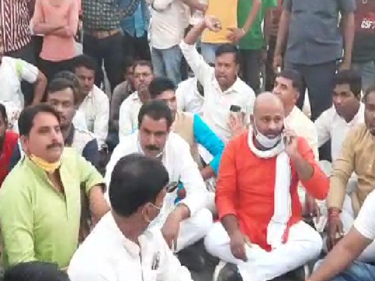 विधायक महेश परमार विरोध स्वरूप धरने पर बैठे।