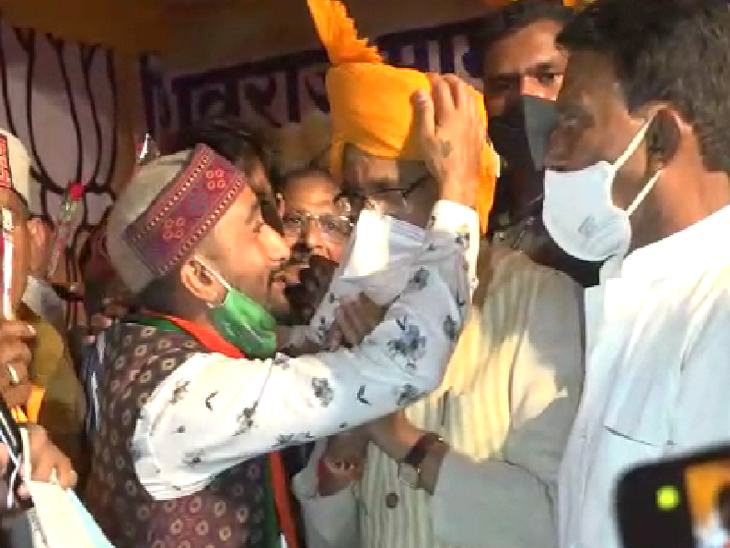 मुख्यमंत्री को पगड़ी पहनाकर स्वागत किया गया।