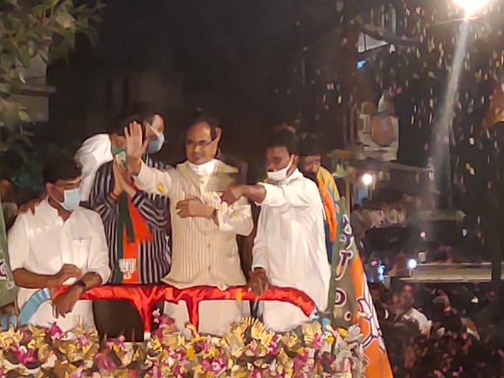 कई जगह फूलों की वर्षा कर सीएम का स्वागत किया गया।