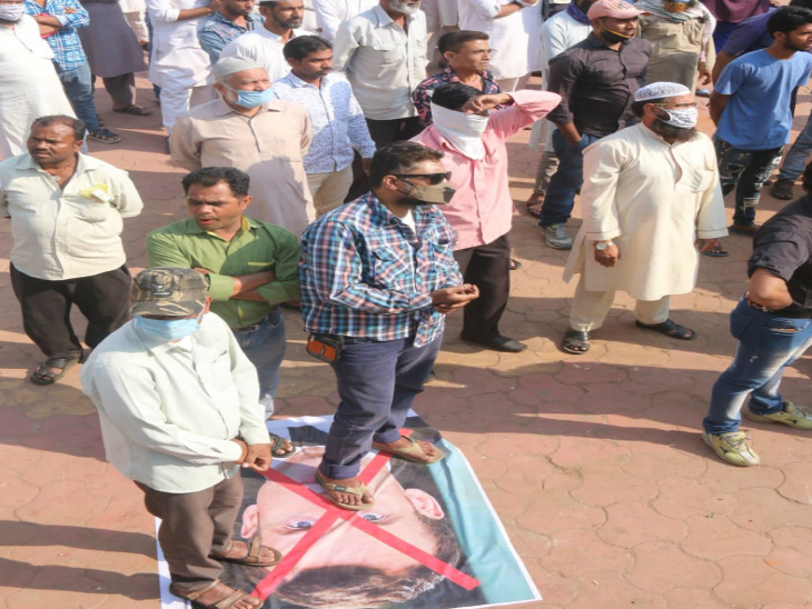 फ्रांस के राष्ट्रपति के फोटो लगाकर उसे पैरों से कुचला गया।