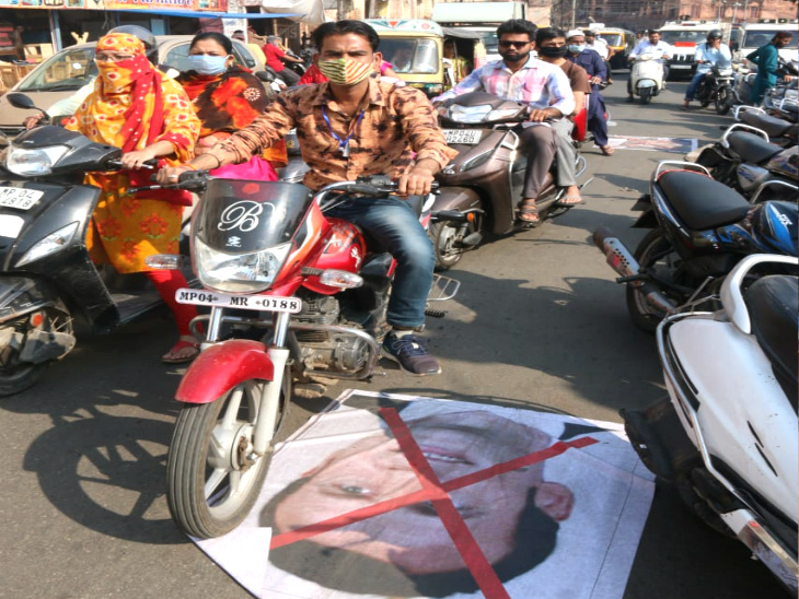 फ्रांस के राष्ट्रपति इमैनुएल मैक्रो का जमकर विरोध हो रहा है।