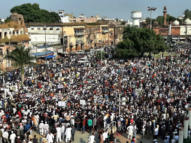 इकबाल मैदान में हजारों लोग हाथ तख्तियां लेकर पहुंच गए।