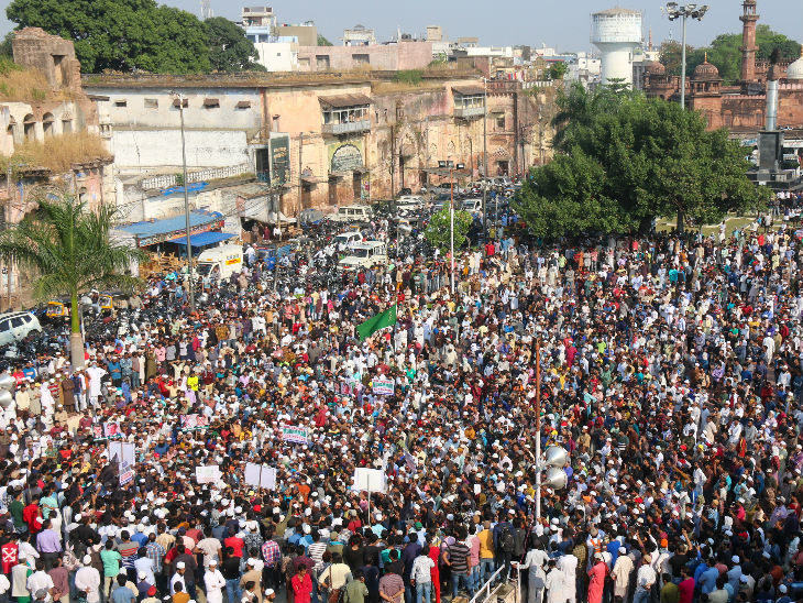 विधायक आरिफ मसूद के नेतृत्व में गुरुवार को इकबाल मैदान में विरोध प्रदर्शन किया गया था।