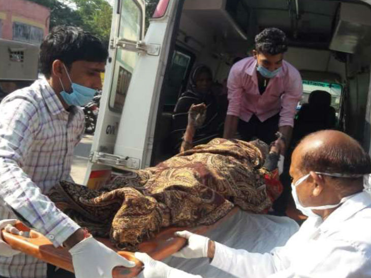 आग में झुलसे लोगों को अस्पताल ले जाया गया।