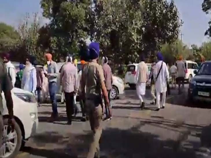 सीएम कोठी के सामने धरना देते एसजीपीसी सदस्य