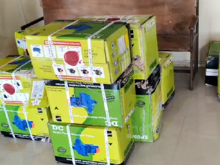 ट्रक से मोटर चोरी कर भागे लुटेरे।