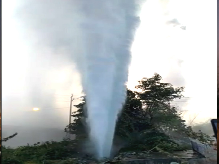 शुक्रवार शाम को जब पाइपलाइन फूटी तो कुछ इस तरह से फूटा फौव्वारा।