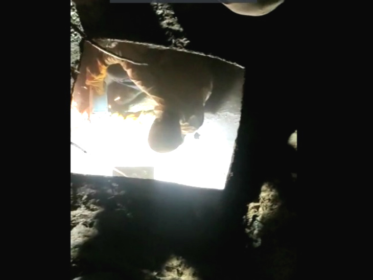 नगर निगम की टीम रात भर करती रही पाइपलाइन की मरम्मत।