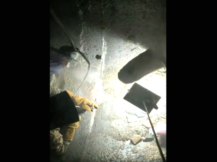 पाइप में लगी डमी प्लेट पानी के प्रेशर की वजह से उड़ गई, जिससे 100 फीट ऊंचा फौव्वारा फूट पड़ा।