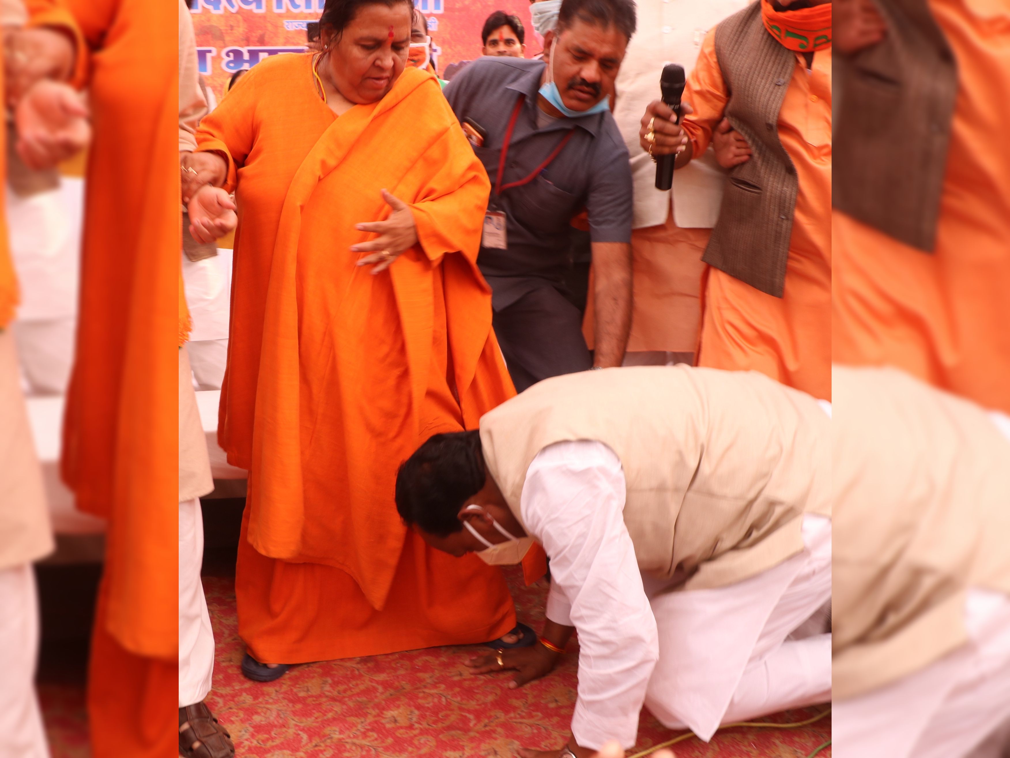 शिवपुरी| करैरा में आयोजित सभा के दौरान मंच में पहले पूर्व मुख्यमंत्री उमा भारती आ गई थी कुछ देर बाद ज्योतिरादित्य सिंधिया पहुंचे और पहुंचते ही उमा भारती के सामने सिर झुकाकर हाथ जोड़कर अभिवादन किया।