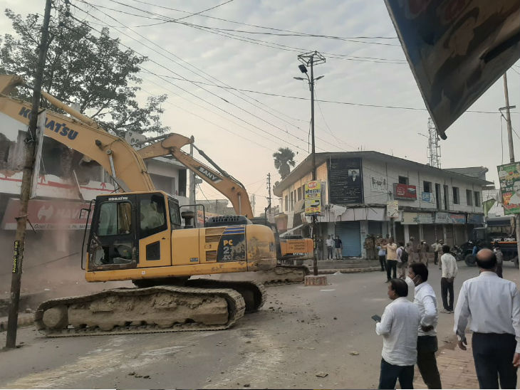 ध्वस्तीकरण की कार्रवाई करता प्रशासन।