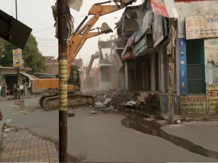 गजल होटल पर चला बुलडोजर